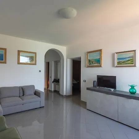 Le Grazie 2 Bedroom Sea View Apartment *