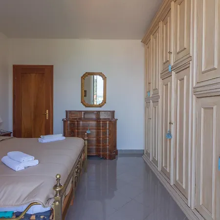Le Grazie 2 Bedroom Sea View Apartment Le Grazie (Liguria)